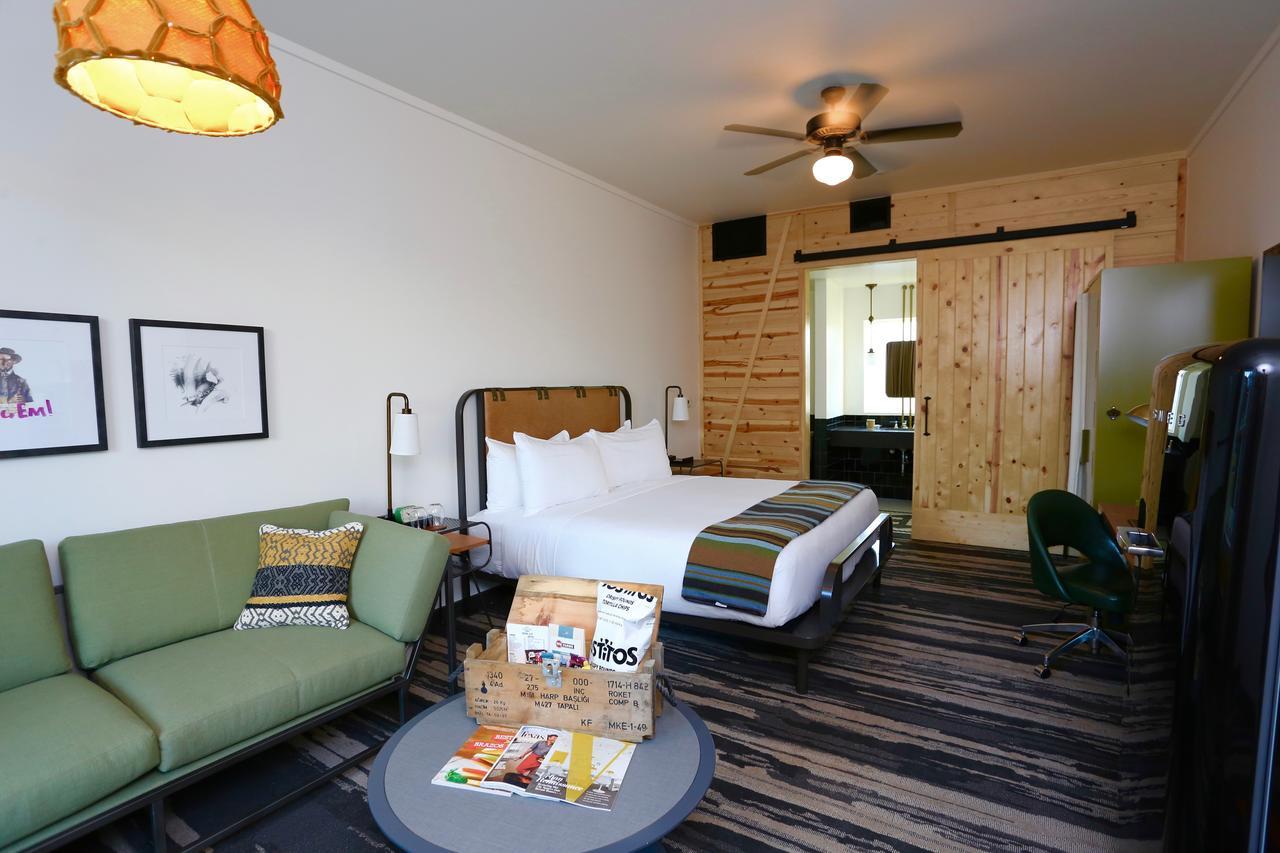 Cavalry Court, By Valencia Hotel Collection College Station Extérieur photo