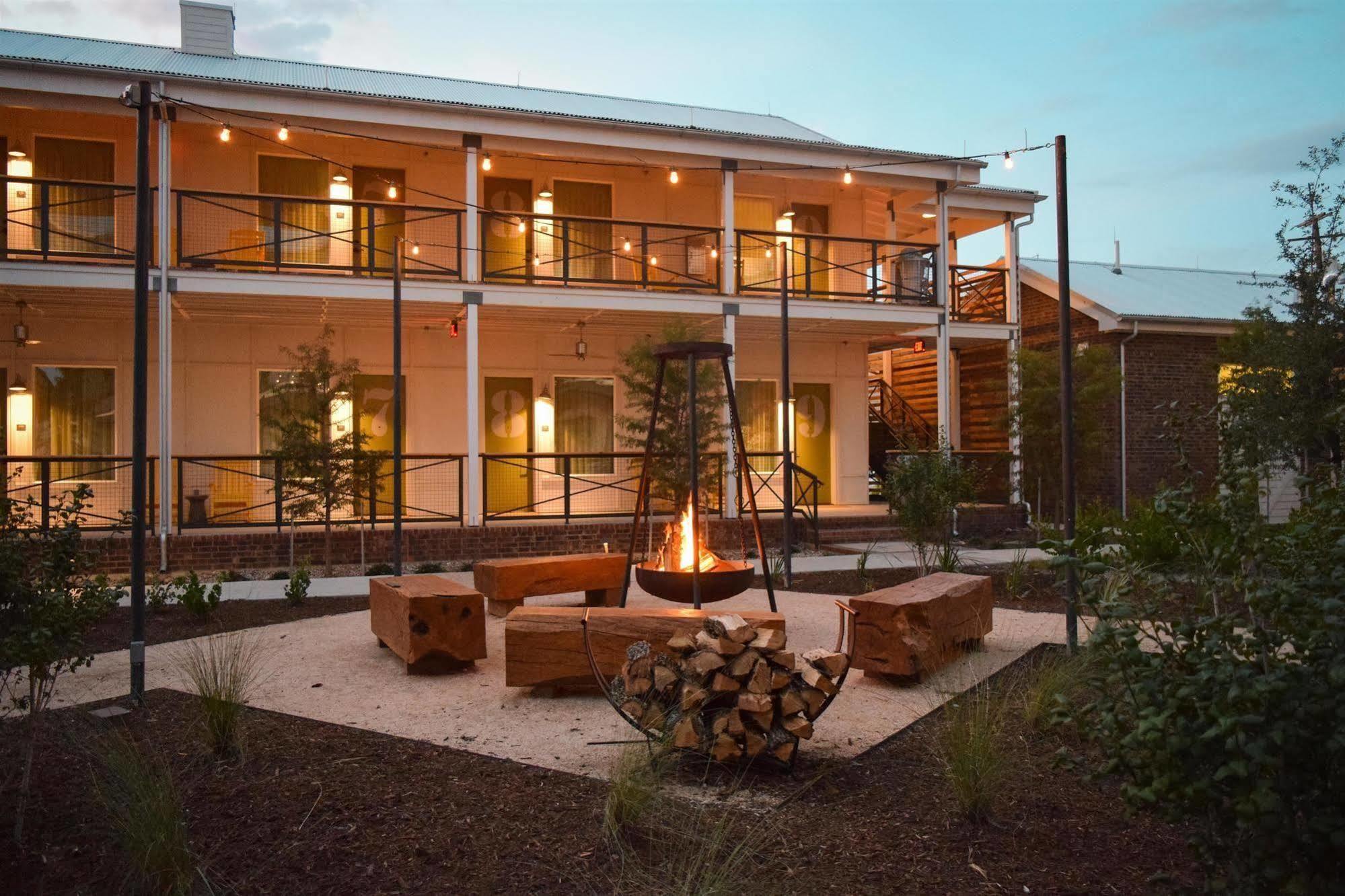 Cavalry Court, By Valencia Hotel Collection College Station Extérieur photo