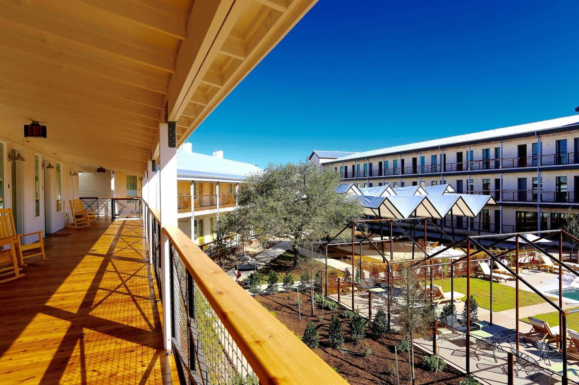 Cavalry Court, By Valencia Hotel Collection College Station Extérieur photo
