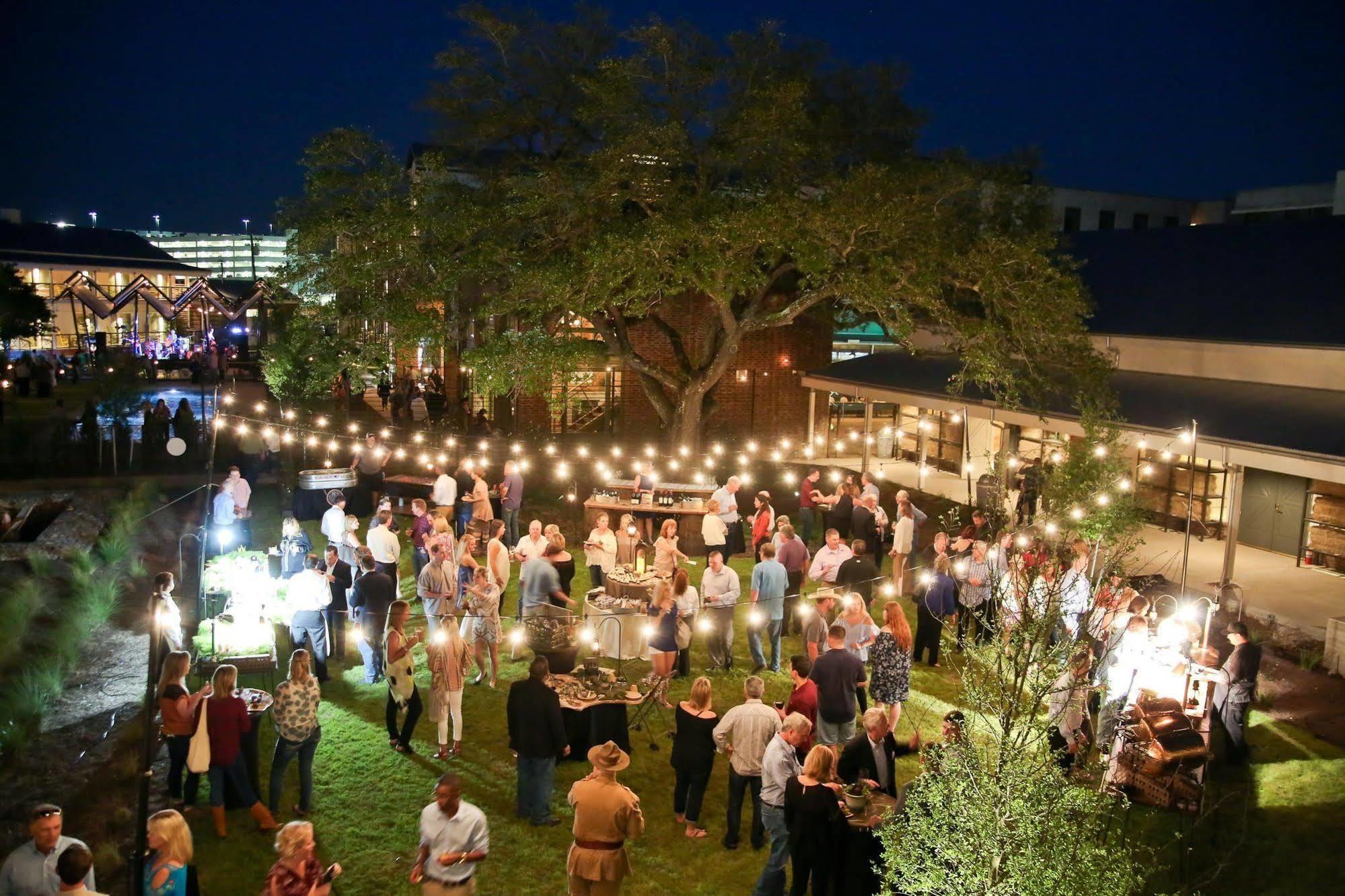 Cavalry Court, By Valencia Hotel Collection College Station Extérieur photo
