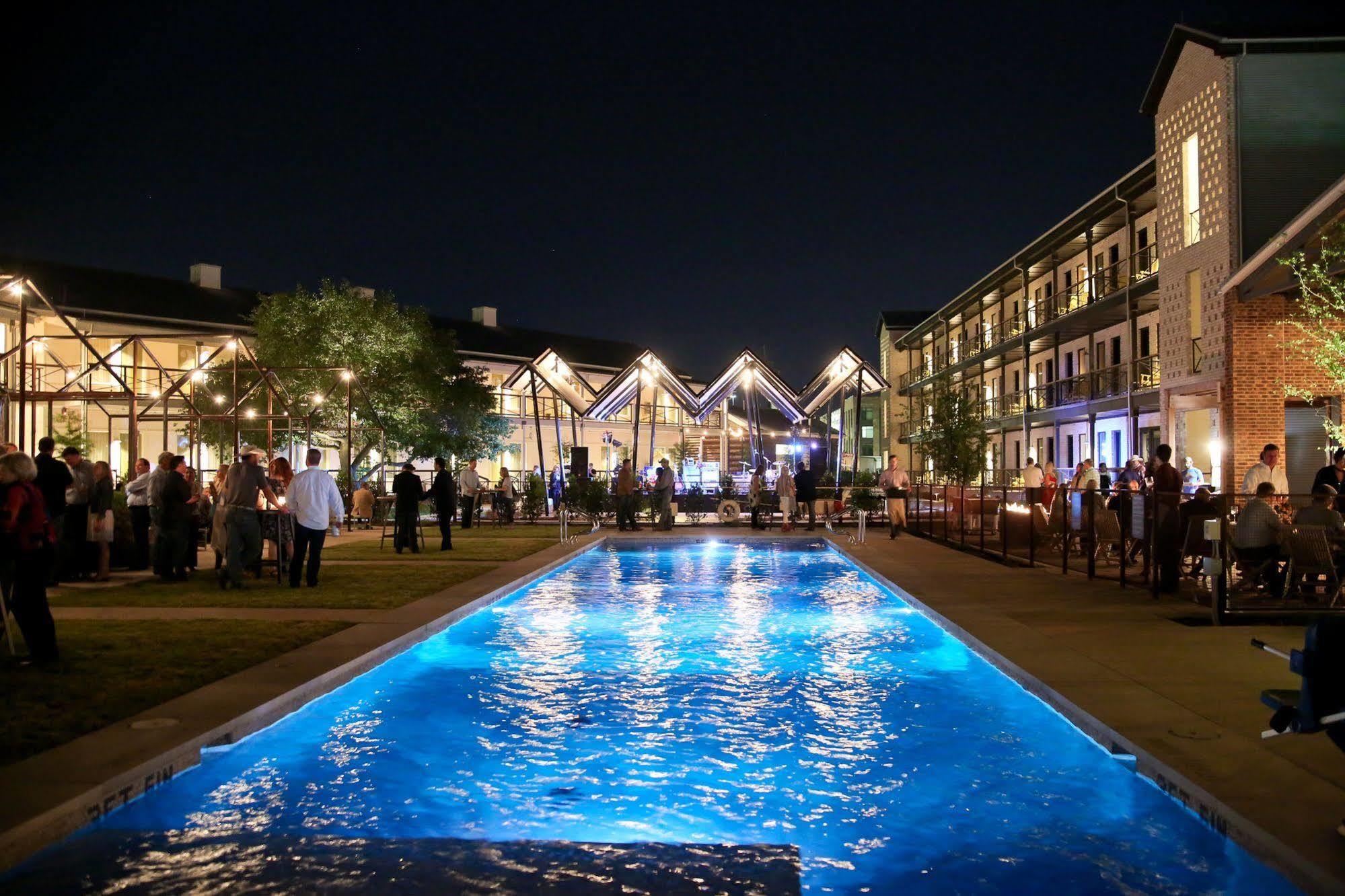 Cavalry Court, By Valencia Hotel Collection College Station Extérieur photo